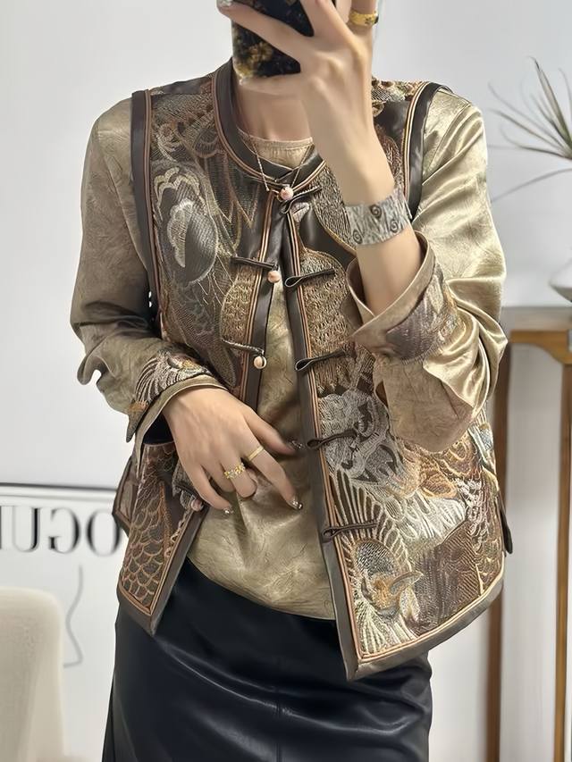 复古中式刺绣拼皮马甲 花鸟图案栩栩如生 刺绣工艺细腻精湛 尽显匠心 版型利落 细节处考究 将传统韵味与现代精致感巧妙融合 高级感扑面而来 Smlxl