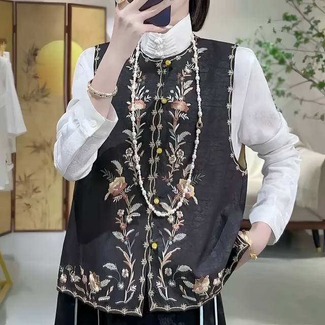 重工中式刺绣盘扣马甲 精致的刺绣针法细腻 将繁花与枝叶栩栩如生地勾勒于衣身 纽扣点缀其间 如夜空中的星辰 释放出难以复刻的高雅格调 Smlxl