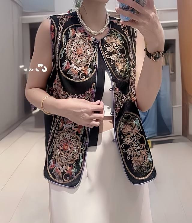 重工中式刺绣龟裂纹马甲 精美刺绣呈现传统纹样 盘扣设计增添古典韵味 工艺细腻 将东方美学与精致感融合 尽显独特高级格调 Smlxl