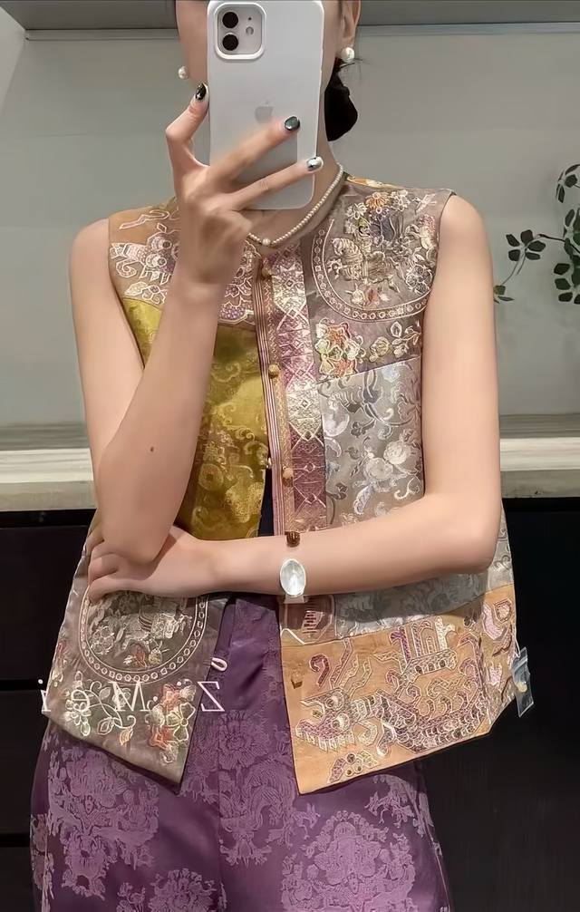 重工精致中式提花马甲 这件马甲 刺绣工艺精湛 图案精美繁复 细节处尽显匠心 自带优雅矜贵气场 轻松营造出高级的复古韵味 Smlxl