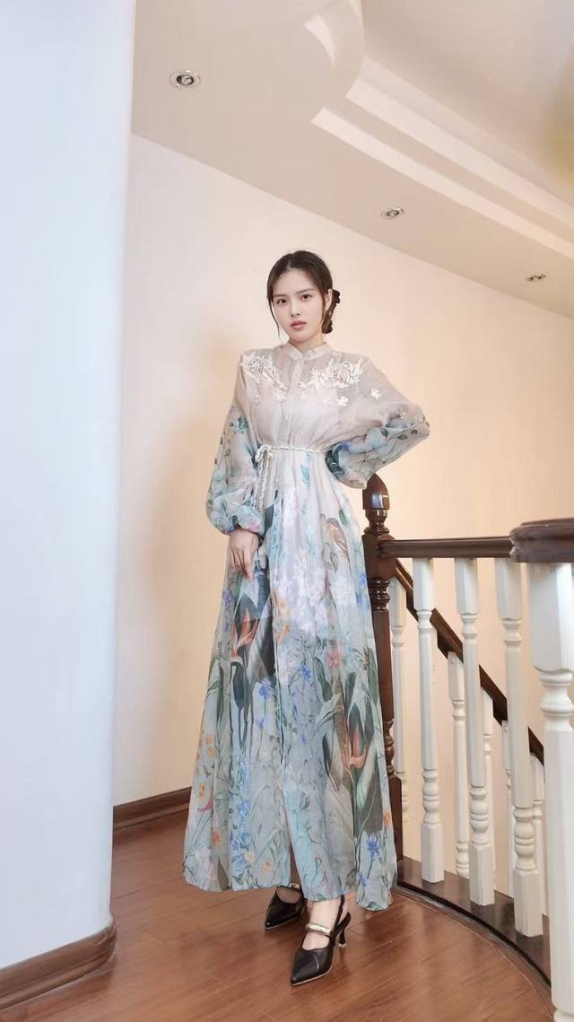 2025Aw 立体花饰印花连衣裙 颜色：粉色 杏色 尺码：M L Xl Xxl M码肩宽40袖长67胸围116腰围98衣长142 以自然为灵感缪斯，打造这件印花