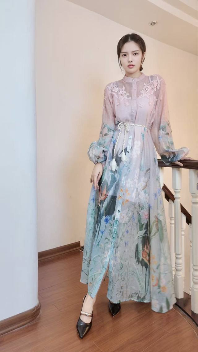 2025Aw 立体花饰印花连衣裙 颜色：粉色 杏色 尺码：M L Xl Xxl M码肩宽40袖长67胸围116腰围98衣长142 以自然为灵感缪斯，打造这件印花