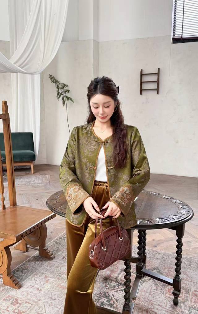 锦绣古韵提花盘吉外套高级时尚与东方韵味的绝妙融合！精致提花袖口锦绣刺绣纹理细腻且质感满格，经典盘扣点缀其间，中式古韵悄然嵌入利落版型，复古与摩登无缝衔接，独特又