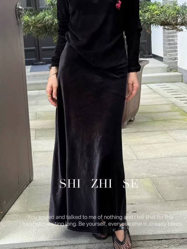 爆款流光丝绒鱼尾裙，堪称“行走的高级感”！进口丝绒面料泛着鎏金般的流光，随动作摇曳出奢华质感；鱼尾版型优雅利落，简约剪裁却藏着大牌式的大气利落。色调高定般考究，