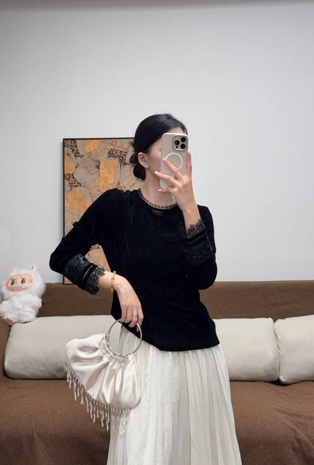 刺绣蕾丝拼接弹力丝绒上衣 经典雅黑显瘦有型，丝绒面料亲肤弹力十足，袖口领口精致刺绣蕾丝点缀，高级感爆棚 Smlxl
