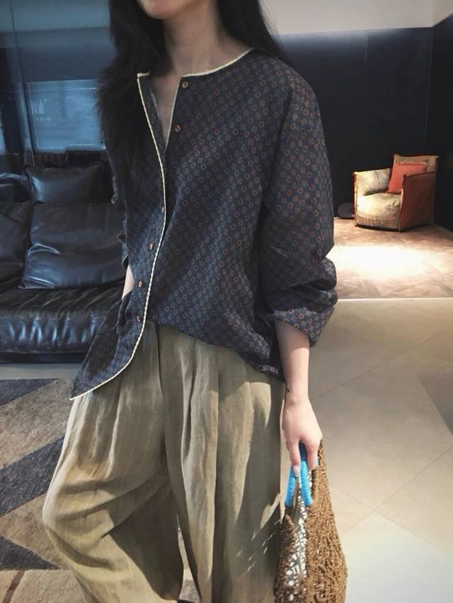 松驰感高支薄棉印花衬衫 密织细平纹，简洁的圆领边，方便半敞成V领，纤瘦削慵 宽正肩直筒式衣身，没有束缚性 直排扣门襟，点缀定制木质扣，多了分层次与自然素朴 门襟