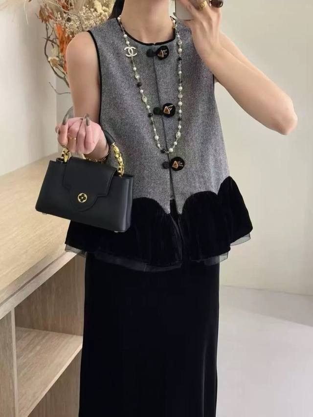 高级主推款，轻奢优雅绝美气质撞色马甲，灰调粗花呢面料质感满满散发着低调又奢华的气息，复古与时尚完美融合下摆拼接的黑色丝绒荷叶边轻松诠释优雅风范。Smlxl