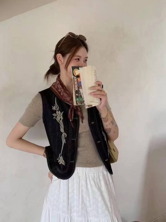 法式复古重磅刺绣牛仔马甲，经典牛仔蓝底色自带随性洒脱感，精致的白色刺绣花纹，似灵动花枝攀增添温柔与浪漫。Smlxl