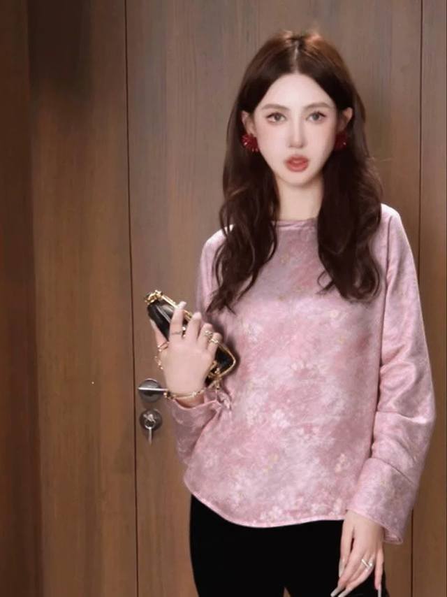 高级版大货出 重磅中式人丝上衣 美得让人一眼沦陷。温柔浪漫的粉调带着梦幻气息 细腻的人丝面料光泽柔和且垂坠感十足 上身亲肤又舒适尽显高级质感 衣身自带精致暗纹印