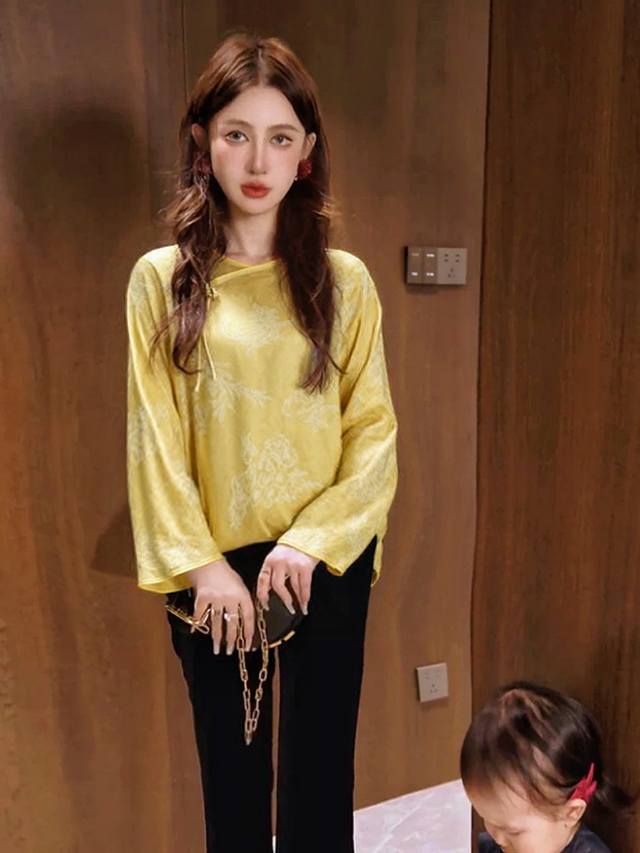 高级爆款真丝炒色上衣万搭宽松设计巧妙修饰身材 喇叭袖设计为整体造型增添了一丝俏皮灵动 手工装饰点缀多了一些中式老钱的调性凸显时尚品味 黄色 粉色 灰色 Smlx
