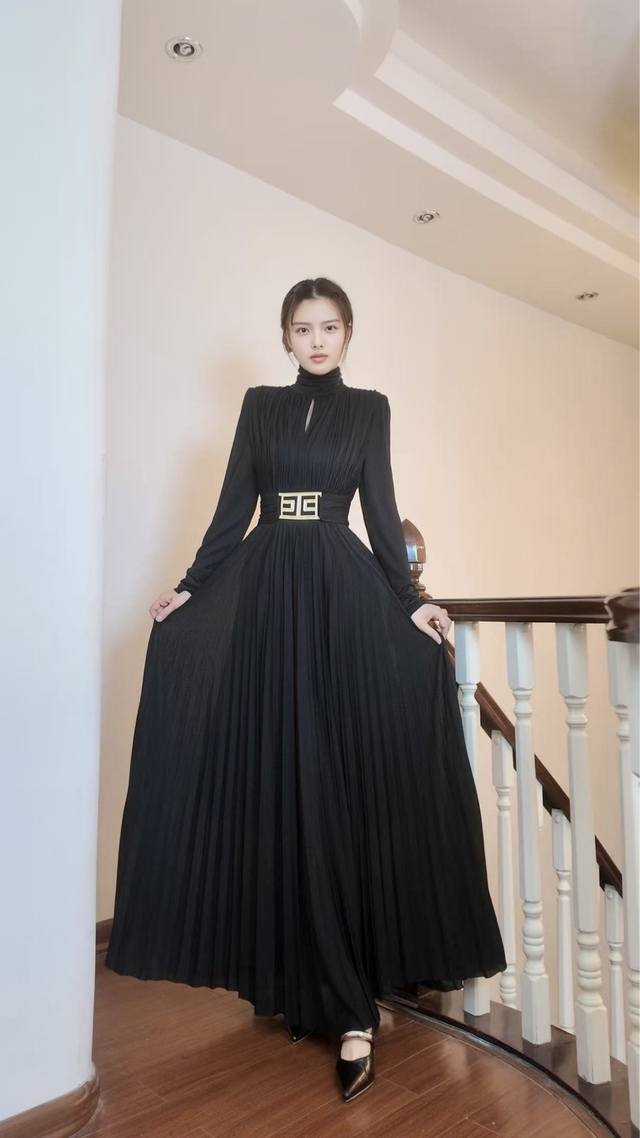 2025Aw 优雅飘逸百褶连衣裙 颜色：绿色 黑色 尺码：M L Xl Xxl M码肩宽39袖长71胸围100腰围80衣长150 以经典黑色为画布，高领勾勒优雅