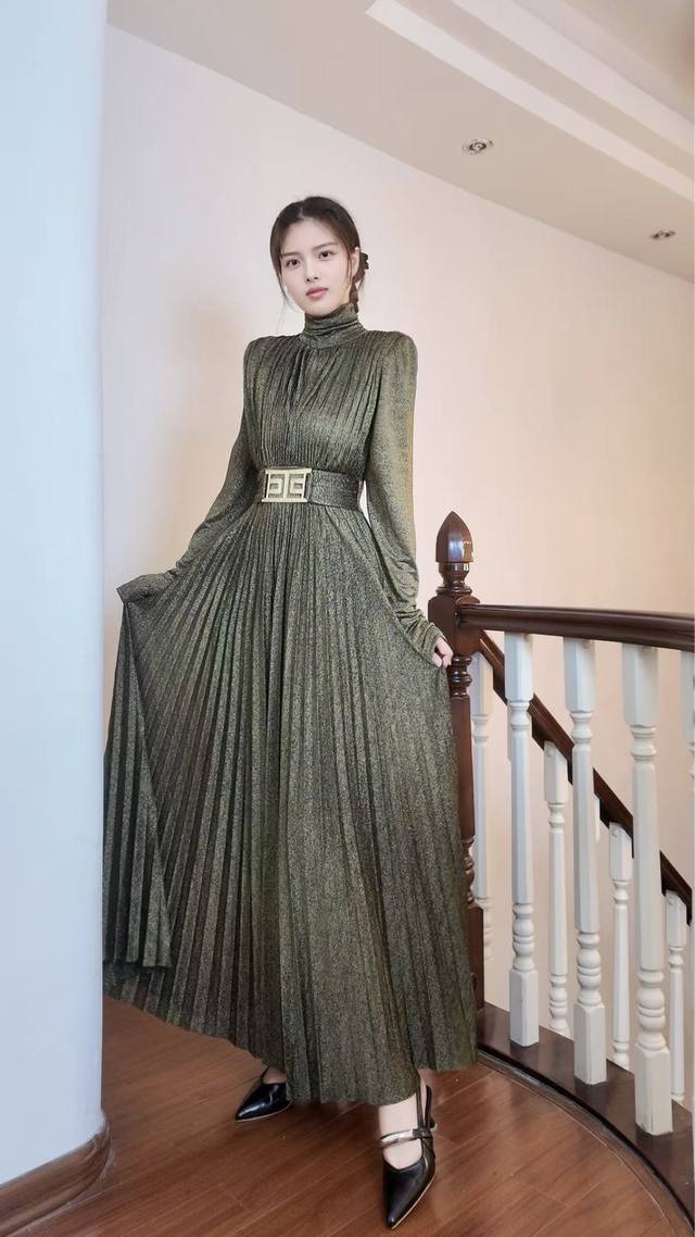 2025Aw 优雅飘逸百褶连衣裙 颜色：绿色 黑色 尺码：M L Xl Xxl M码肩宽39袖长71胸围100腰围80衣长150 这件墨绿色长裙，自带低调奢华质