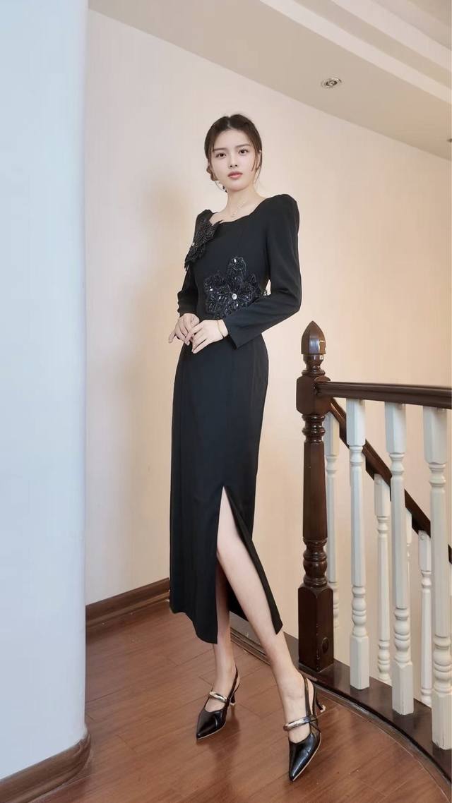 2025Aw 经典复古钉花连衣裙 颜色：黑色 红色 尺码：M L Xl Xxl M码肩宽37袖长58胸围90腰围74衣长123 这款裙装，以经典黑色为底色，方领