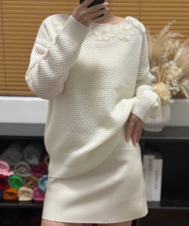 欧洲站花朵钉珠镂空长袖羊毛针织衫上衣女宽松显瘦时髦毛衣2025秋