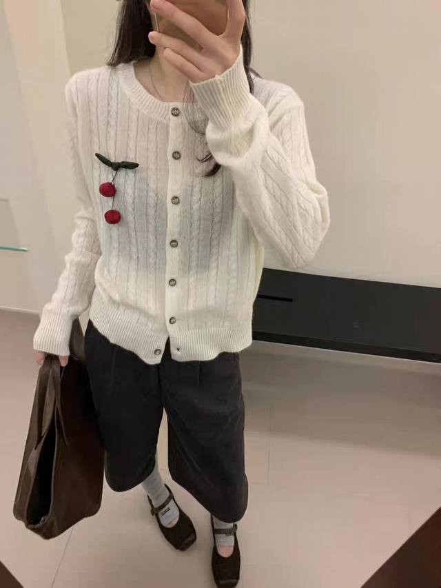 上新全毛樱桃绞花开衫长袖