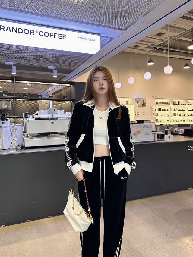 Miumiu*2025秋季新款套装长袖外套直筒长裤外套领子可立可翻胸前 裤子侧边字母Logo刺绣装饰肩部处裤子侧边白色撞色织带设计领子 袖口 下摆罗纹拼接装饰定