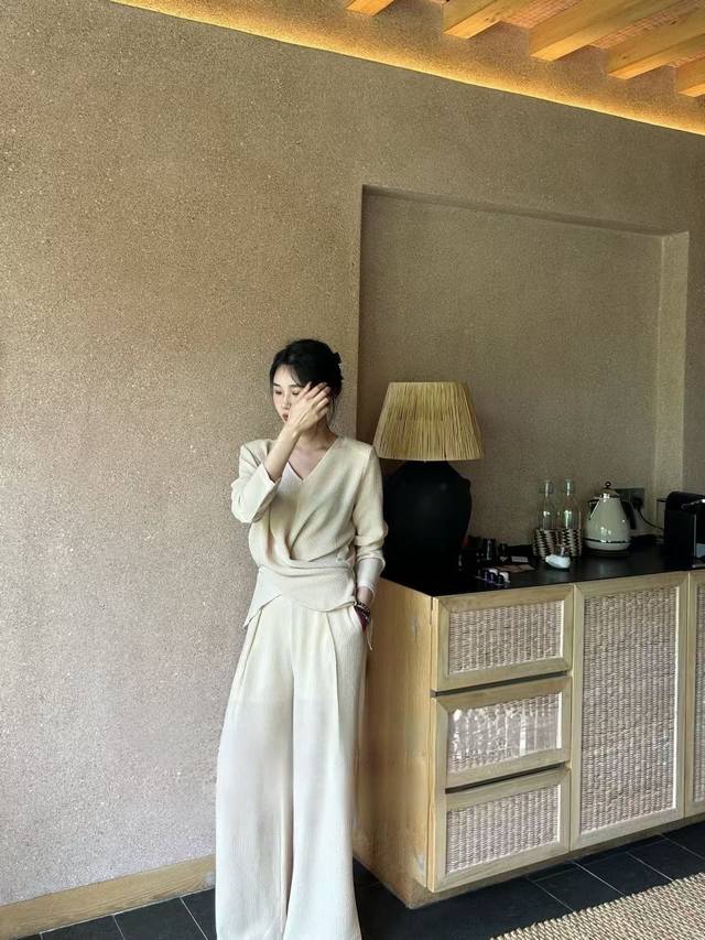 高品质 爆款进口醋酸V领绑带套装，90%醋酸肌理感针织面料，柔软亲肤 顺滑触感，宽松的廓形 级简的造型 随意而慵懒，自带视觉收缩感，显瘦且造型自成，不挑身材，轻