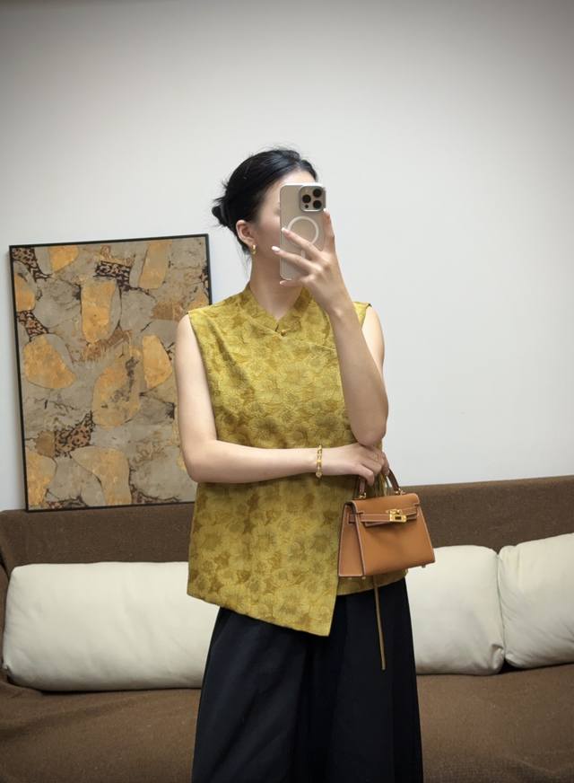 姜黄天女散花浮雕提花马甲 无袖立领+系带设计，新中式国风，提花如浮雕立体，透气亲肤还显贵气～Smlxl