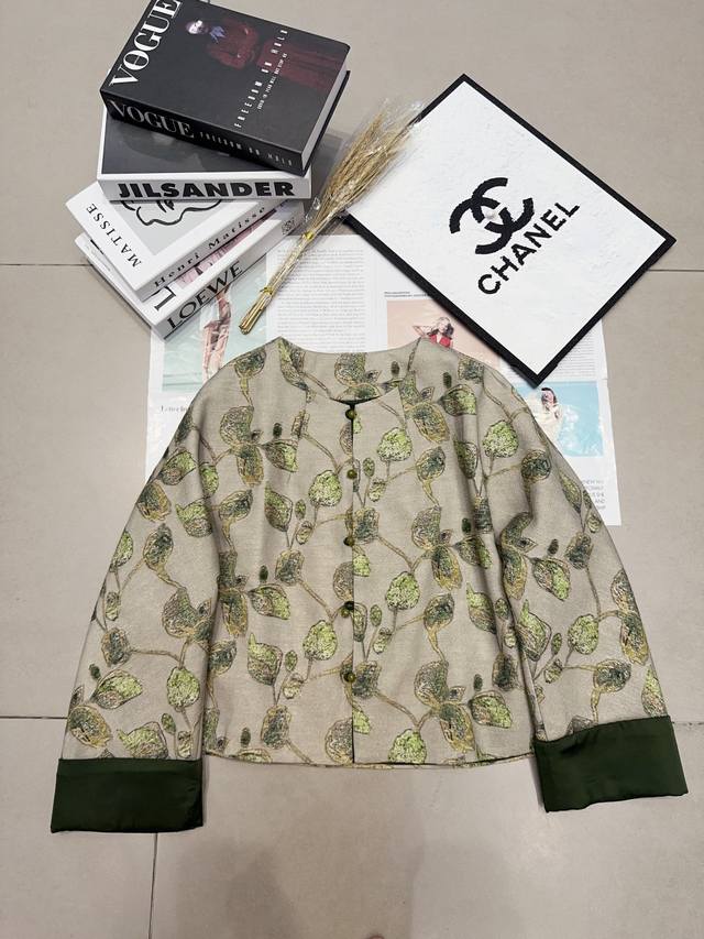瓦松绿叶影刺绣外套，精致 叶影鎏金 刺绣如艺术晕染，瓦松绿调雅致又大气，玛瑙石扣更是点睛之笔，衬出轻奢质感。简约利落的版型，搭配袖口丝绸撞色设计，复古优雅与现代