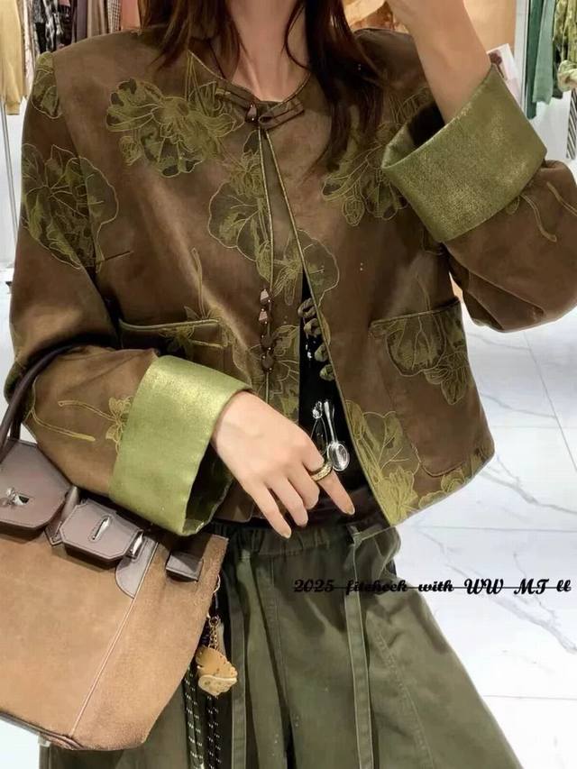 新中式油丝提花撞色外套 棕绿叶纹提花复古盘扣，袖口撞色设计亮眼，油丝面料垂坠有质感，修身版型显瘦百搭 Smlxl