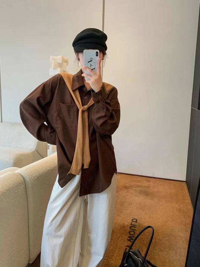 复古高克重灯芯绒衬衫 棕绿双色可选，撞色拼接领口设计感十足！厚实绒面质感软糯，宽松版型藏肉显瘦，搭配专属围巾，解锁秋冬慵懒文艺范儿～Smlxl