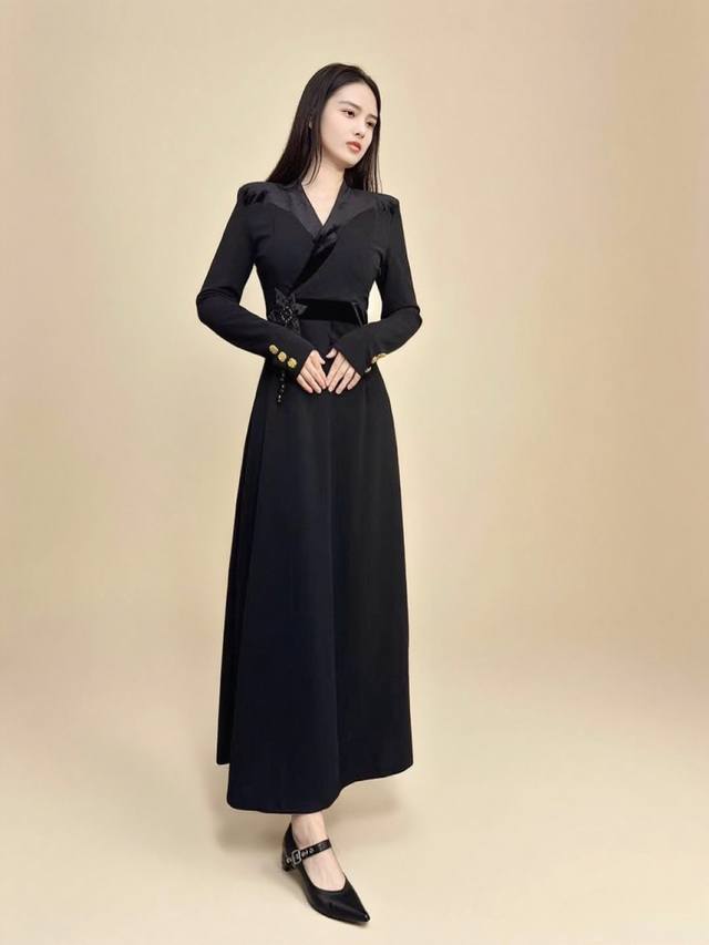 2025Aw 黑色长裙自带高级感，丝绒拼接与精致花饰腰带增添细节，袖口金色纽扣更显优雅，轻松Hold住各种正式场合～ S胸围86裙长131肩宽38袖长57Sml