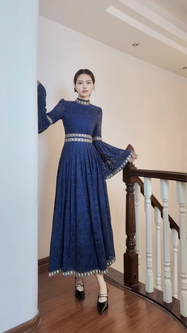 2025Aw 复古浪漫蕾丝连衣裙 颜色：酒红 藏蓝 尺码：M L Xl Xxl M码肩宽37袖长67胸围88腰围70衣长132 灵感源自民族服饰美学，以靛蓝为主