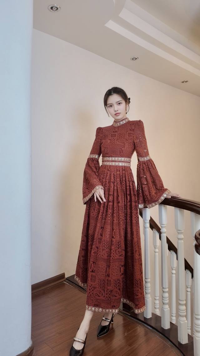 2025Aw 复古浪漫蕾丝连衣裙 颜色：酒红 藏蓝 尺码：M L Xl Xxl M码肩宽37袖长67胸围88腰围70衣长132 从传统纹样中汲取灵感，用砖红蕾丝