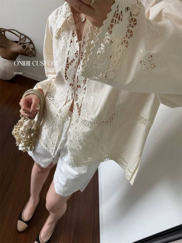 重磅重工细活衬衣超重工定位镂空刺绣老钱浪漫蕾丝衬衫外套，浪漫蕾丝元素，精致中还带着松弛感.偏宽松的版型 人在衣中晃太显瘦了，重工定位精细镂空绣工艺，堪称刺绣界“