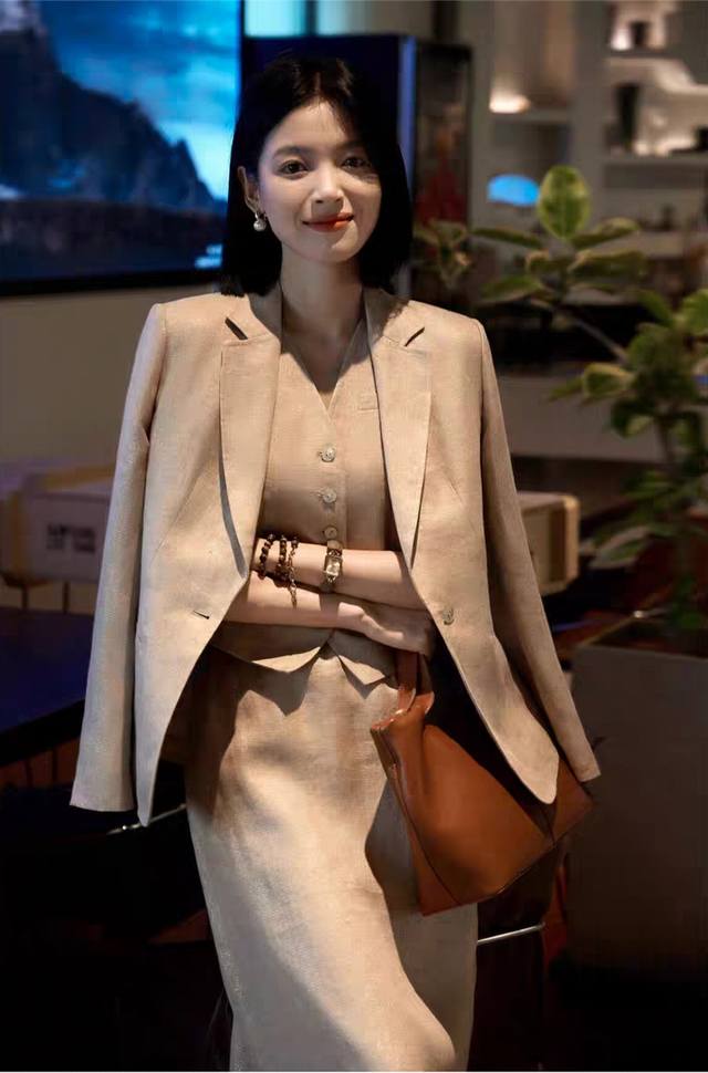 爆款翻单出货！重磅金丝亚麻3件套！高版本！气质轻奢高级感松弛金丝亚麻大女主西装外套+马夹+半身裙三件套，自带亮丝光泽感，松弛高级低调又显贵！Smlxl