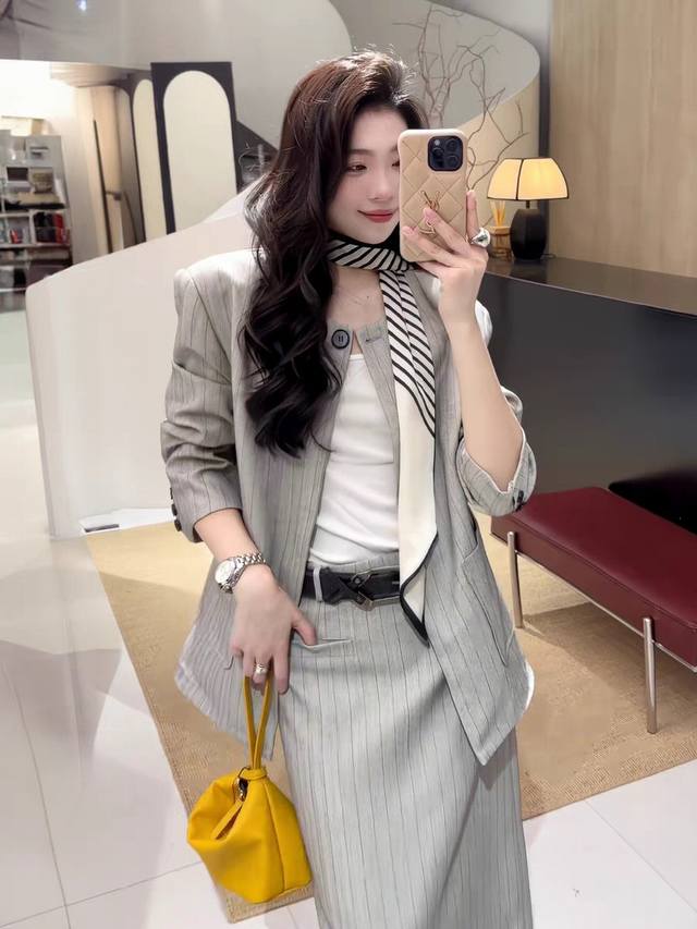 爆款翻单出货！秋冬新款又A又飒慵懒高级感法式条纹西装外套+半身裙御姐风两件套，配丝巾谁穿谁美 包补单！Smlxl