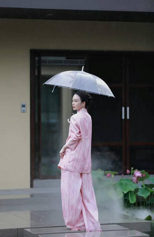 独家爆款主推 玉琼桃粉色中式套装 细腻亲肤的人丝面料兼具丝绸的柔滑与天然纤维的透气给予肌肤极致呵护 温柔的粉色晕染浪漫又雅致 上衣的盘扣设计复古韵味十足每一颗都