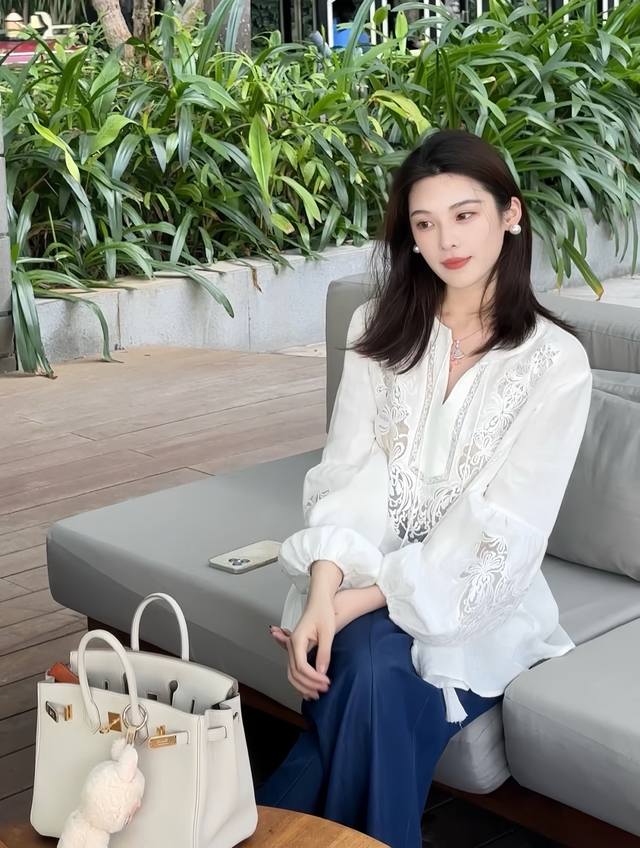 国风亚麻天丝刺绣镂空上衣+吊带两件套，领口与袖口处有精致蕾丝花纹，精致细腻，富有层次感，泡泡袖元素复古俏皮，整体尽显温柔浪漫风格 Smlxl