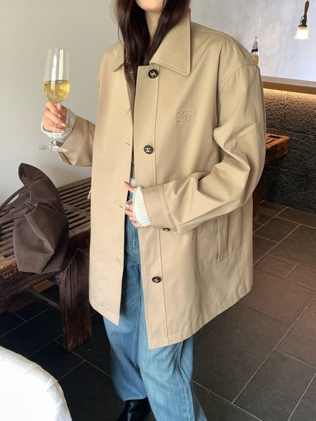 小香 氛围感满满的中长款风衣外套 中古风双C刺绣点缀 一秒上身Get时髦和慵懒气质 卡其色
