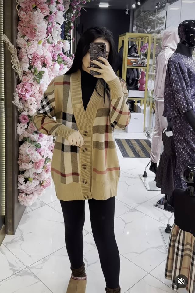 Burberr*新款 撞色格纹V领长袖针织开衫，卡其色，