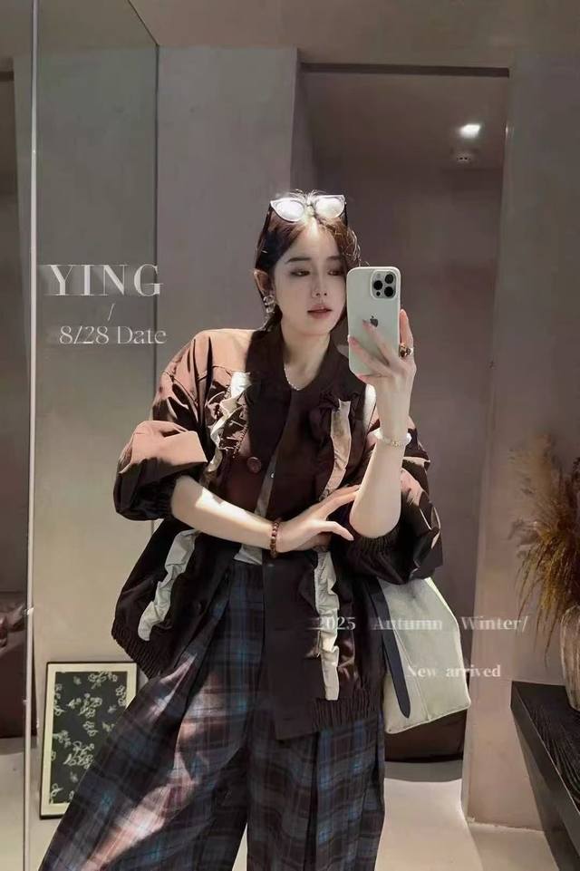 奢华浪漫氛围感棒球服外套，别致的褶皱花边设增添几分浪漫柔美的气息，宽松的版型穿着自在无束缚，时髦度Up。Smlxl