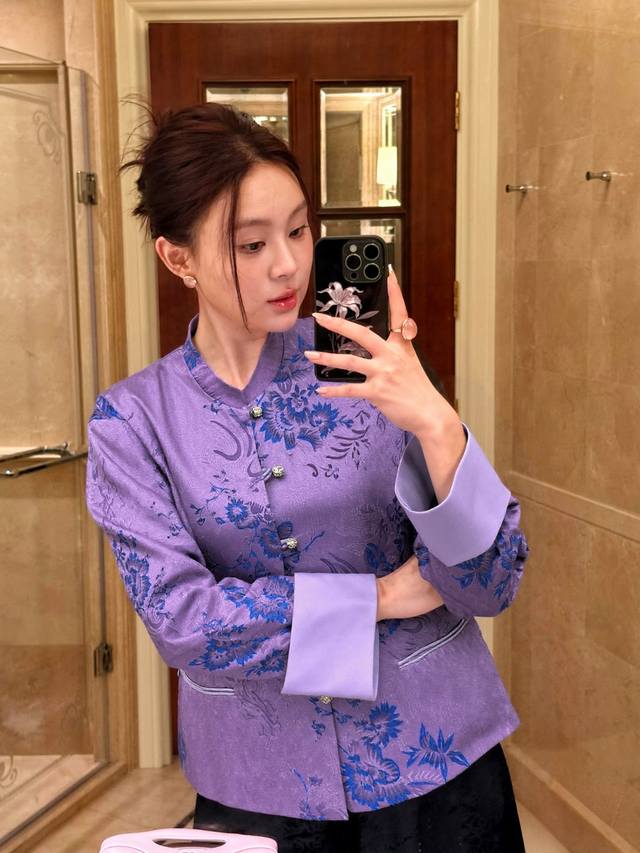 高级版油丝外套重磅紫色中式油丝外套 典雅的紫色衬肤色又尽显温柔高贵 精致的蓝花刺绣针法细腻花朵栩栩如生 立领设计修饰颈部线条凸显优雅气质 盘扣点缀增添了几分复古
