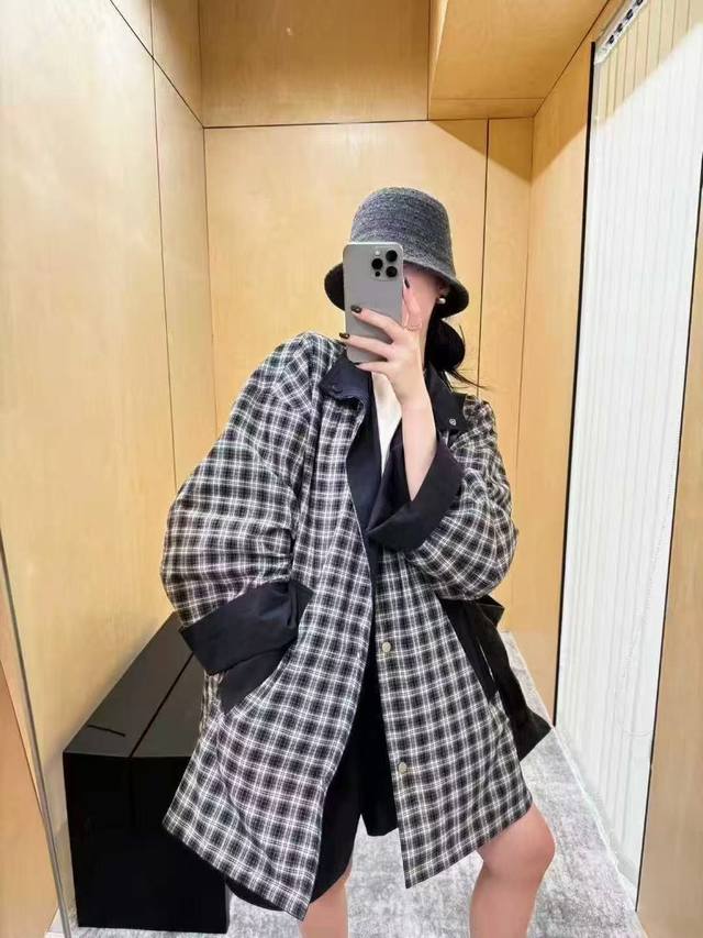 高级复古美式设计双面穿外套，蛋白皮Or格子。宽松的版型包容各种身形，穿着舒适自在叠穿层次感拉满。上身随性显慵懒又时髦的氛围感。Smlxl