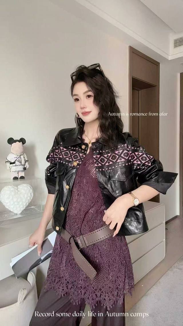 重磅设计款刺绣绝美皮衣外套 帅气值拉满 领口与袖口处精致的民族风刺绣图案 为整体增添了一抹别样风情 刚柔并济 巧妙平衡甜美与酷飒 Smlxl