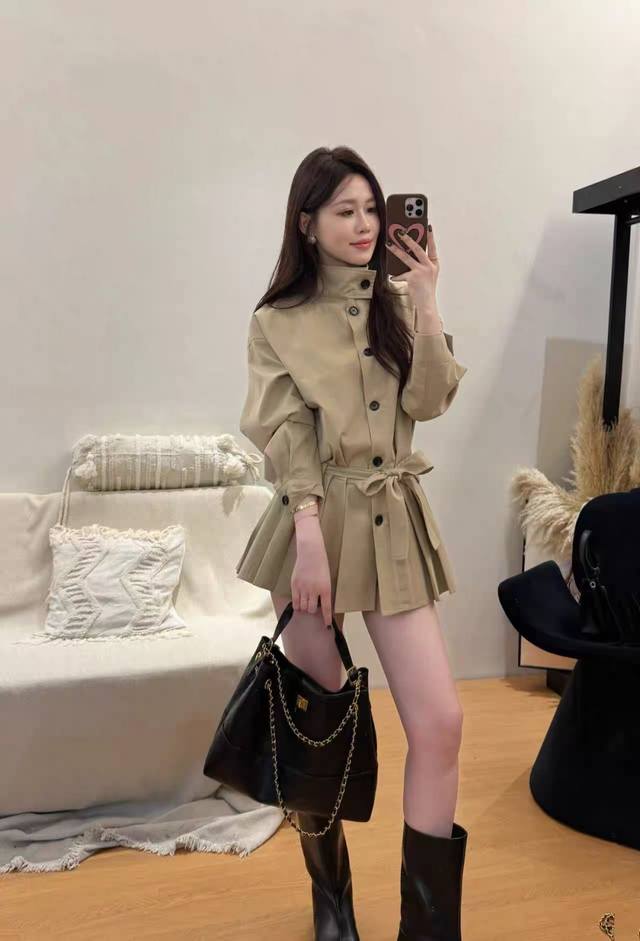 Ins博主时髦风衣，挺括的肩线构筑起利落的轮廓，收束腰身的系带勾勒出优雅的曲线，长及小腿的下摆在步履间扬起从容的弧度，敞开穿，是随风而动的潇洒不羁；束紧腰带，则