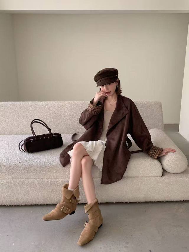 高级感绒面混种羊翻毛风衣外套，复古美拉德羊反绒麂皮小廓形风衣外套，克制结构定格经典强调，衣身维度提气修型不会松垮拖沓，是各路博主青睐的万能版型，实穿造型大气考究