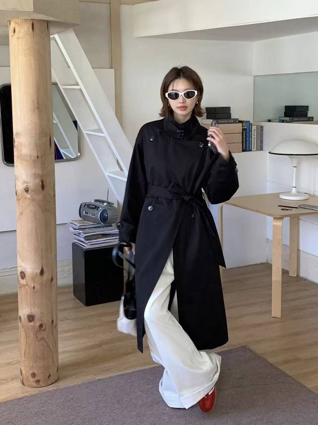 静奢风重磅时髦风衣外套，带着优雅但又有摩登感的长款风衣。长款不挑人，上身气场足，且还很遮肉。面料挺括且垂感好，轻盈不压身，质感非常高级，两色。Smlxl