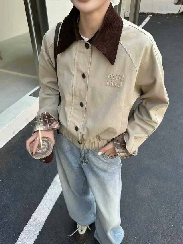 Miumiu2025早秋新品撞色棒球外套，定制Yb进口精纺羊毛人棉材质质感光泽，外套落肩翻领设计。通体轮廓线以棕色勾勒分布，插肩式走向修饰肩部线条，包边棕色和大