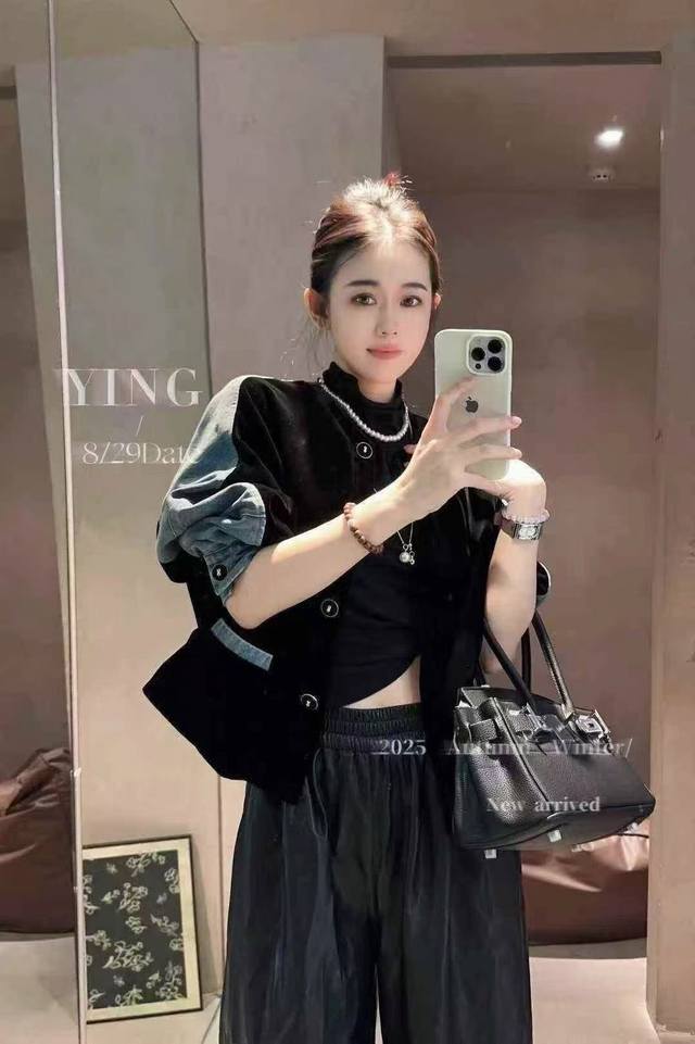 极简黑丝绒外套Ootd，低调优雅的奢华感，优雅是唯一，丝绒是复古优雅的腔调，极简 轻奢的牛仔拼接气质拉满，有一种遗世独立的清冷与高贵 低调、毫不费力的松弛。Sm