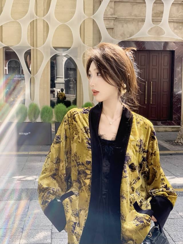 高级质感重工烧花丝绒外套 拼色系带设计细节中散发着古典从容的贵气 宽松版型不挑身材 ，整体上身矜贵不凡 Smlxl