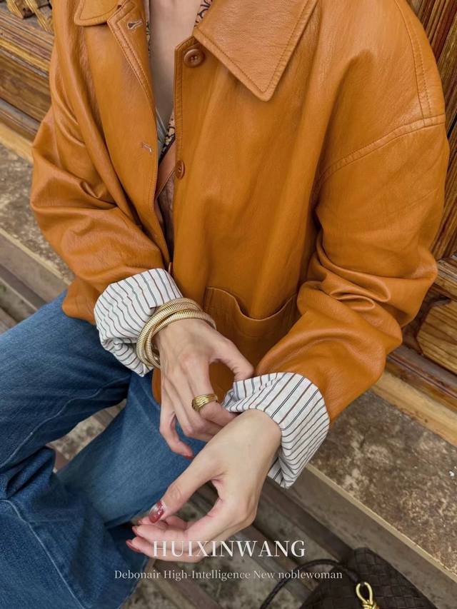 气质翻领蛋白皮外套，触感细腻高级，自带低调光泽感，经典翻领条纹撞色袖打破沉闷，内搭条纹纯棉里衬，层次丰富不单调，细节处尽显品味。 丝巾Cp：搭配同色系 撞色印花