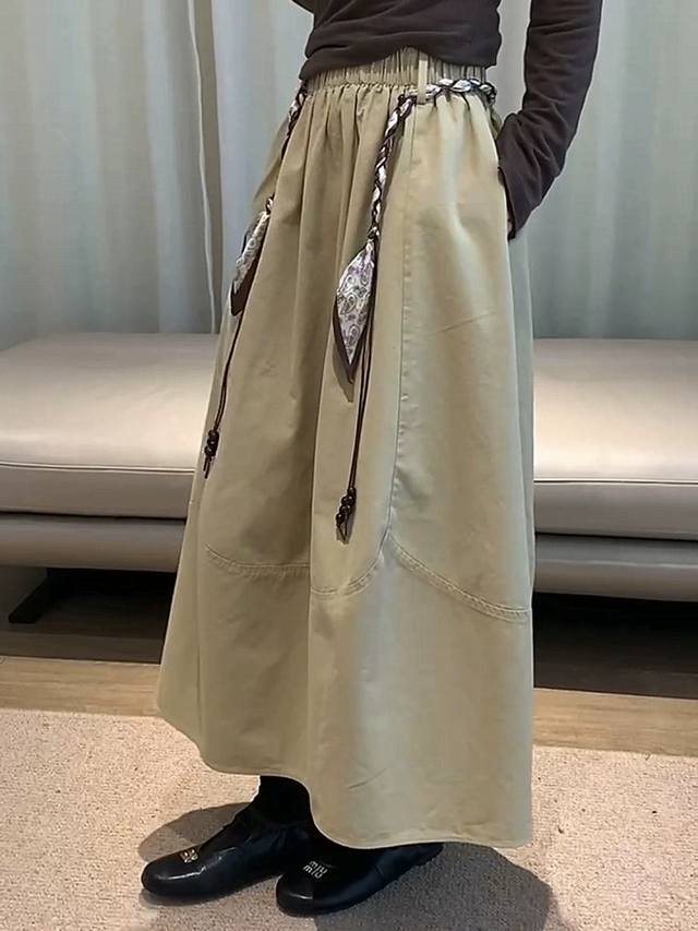 主推大爆款松弛感慵懒丝巾半身裙，温柔的色调百搭高腰的设计，巧妙拉长腿部线条，视觉上秒变大长腿，宽松的裙摆走动间摇曳生姿 Smlxl