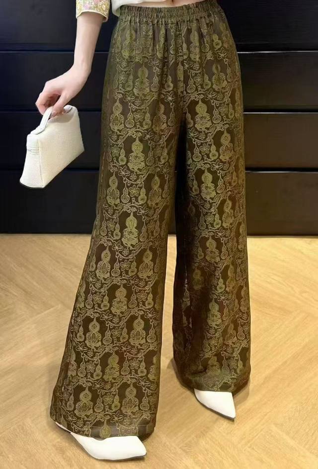 强推爆款葫芦印花直筒裤 金色葫芦提花图案细腻复古韵味十足彰显独特品味 宽松直筒的版型不挑身材既能巧妙修饰腿型又能带来舒适的穿着体验 高腰的设计提高腰线在视觉上拉