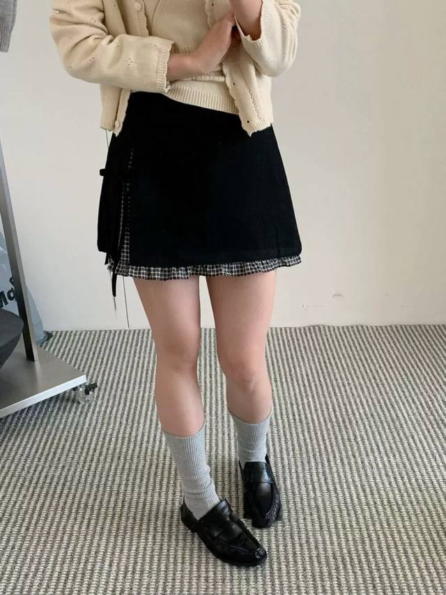 韩系侧绑带设计小众A字半裙 设计感拉满的短裙 假两件拼接格纹内搭若隐若现 侧边系带增添灵动 版型巨显腿长 两色 Smlxl