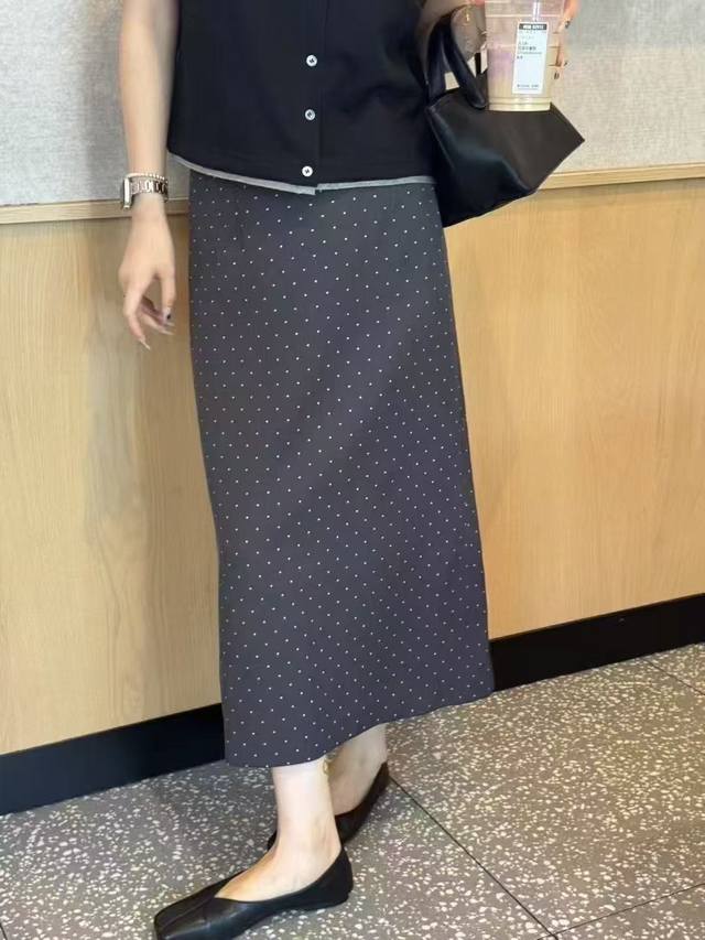 唯美感复古气质高腰显瘦波点半身裙 时髦精致轻松营造出法式慵懒氛围感 高腰设计优化身材比例 尽显身材柔美韵味 两色 Smlxl